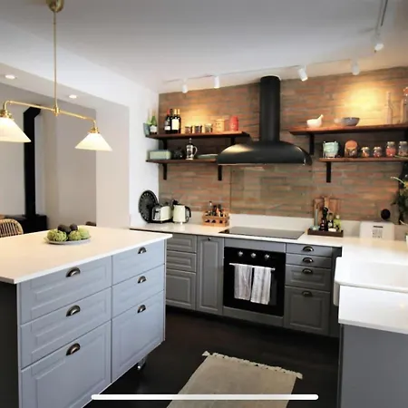 מלון Cozy Townhouse Old Town 4*